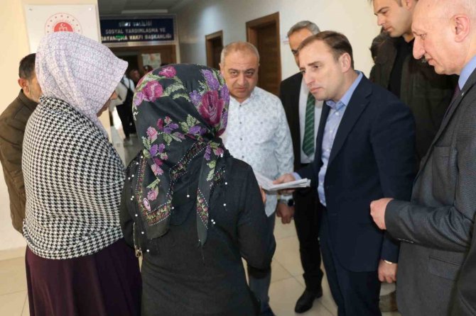 Siirt Vali Vekili Mutlu, Depremzedelerle Hastanede Görüşerek Taleplerini Dinledi