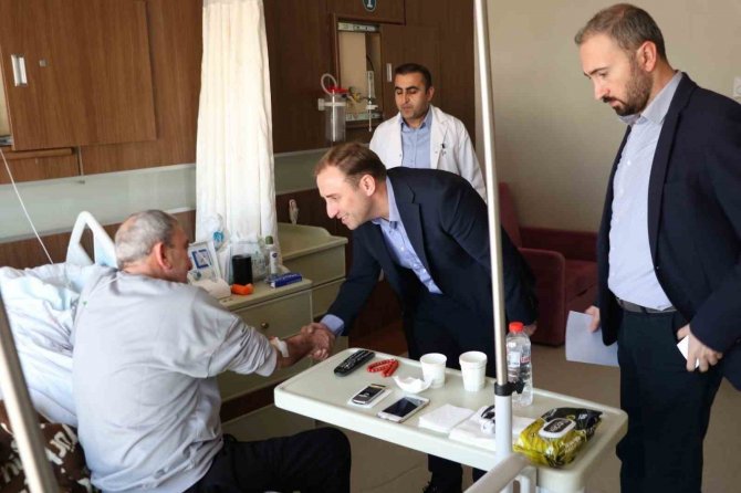 Siirt Vali Vekili Mutlu, Depremzedelerle Hastanede Görüşerek Taleplerini Dinledi