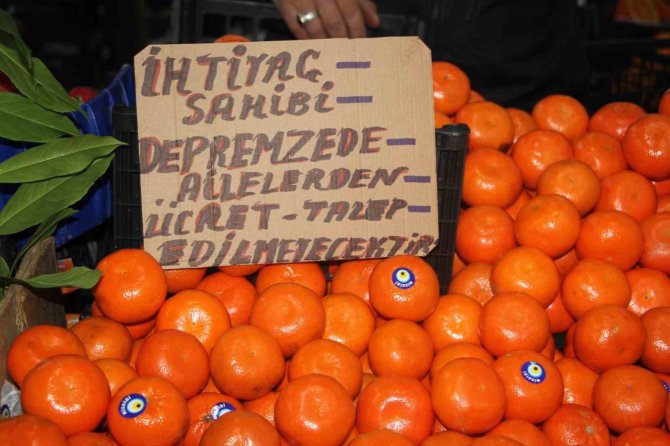 Depremzedeler İçin Pazardaki Tezgahını Ücretsiz Açtı