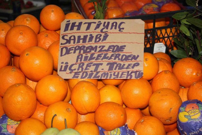 Depremzedeler İçin Pazardaki Tezgahını Ücretsiz Açtı