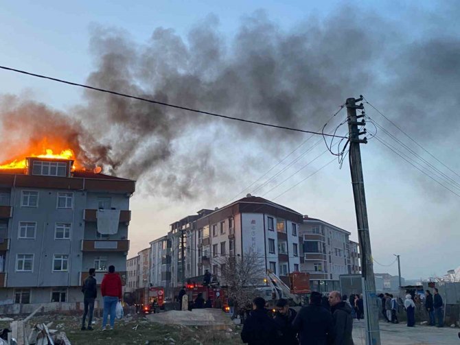 Binanın Çatısı Alev Alev Yandı