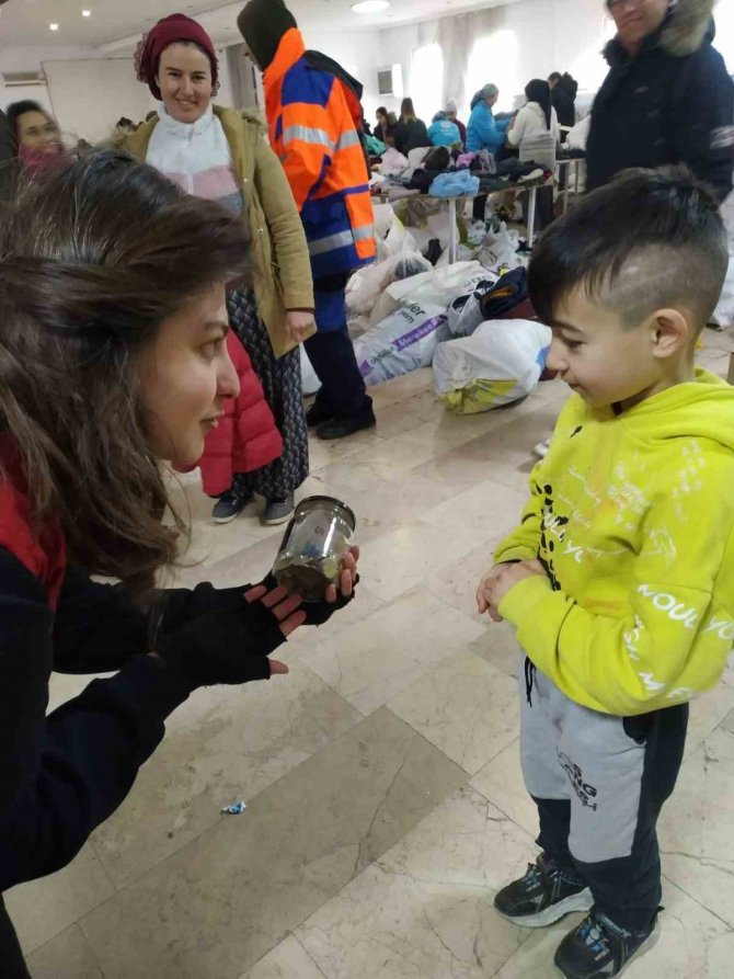 Okulu Yıkıldı Sandı, Ağlayarak Kumbarasını Bağışladı