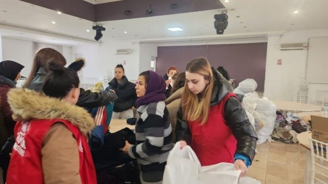 Okulu Yıkıldı Sandı, Ağlayarak Kumbarasını Bağışladı