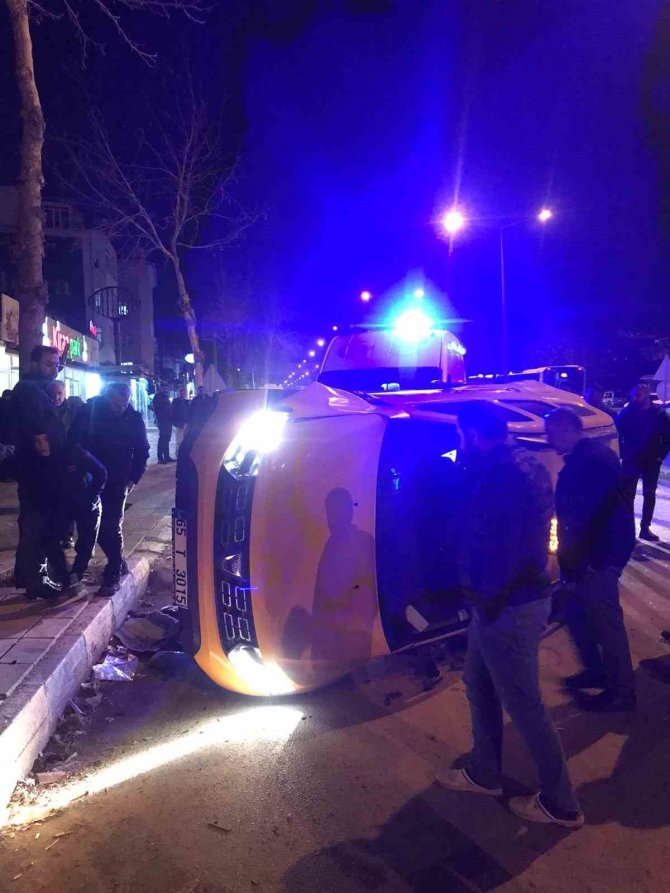 4 Aracın Karıştığı Kazada 3 Kişi Yaralandı