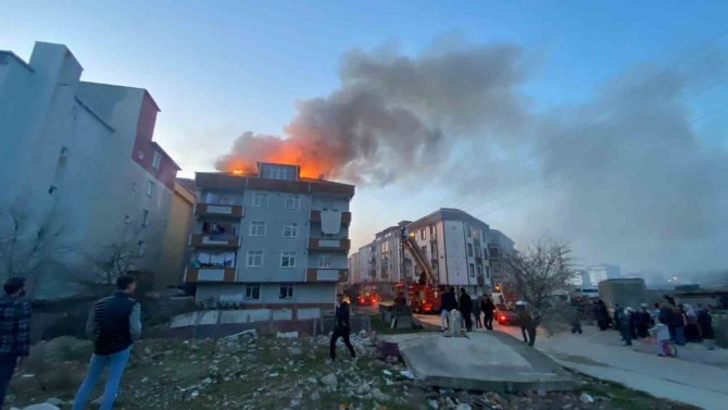 Binanın Çatısı Alev Alev Yandı