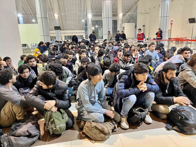 Ağrı’da 136 Afgan Göçmen, Ülkelerine Gönderildi