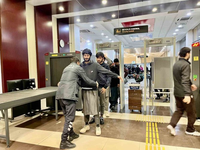Ağrı’da 136 Afgan Göçmen, Ülkelerine Gönderildi