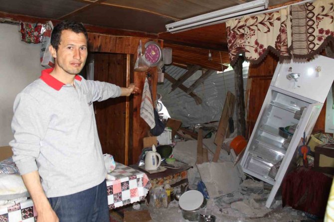 Deprem Kayaları Söktü, Ev Ve Ağaçlara Zarar Verdi