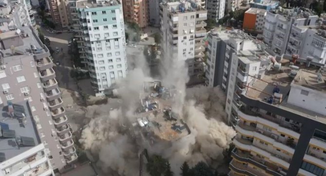 Depremde Ağır Hasar Alan Apartman Yıkıldı