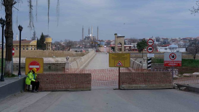 Tarihi Tunca Köprüsü 5 Gün Trafiğe Kapatıldı