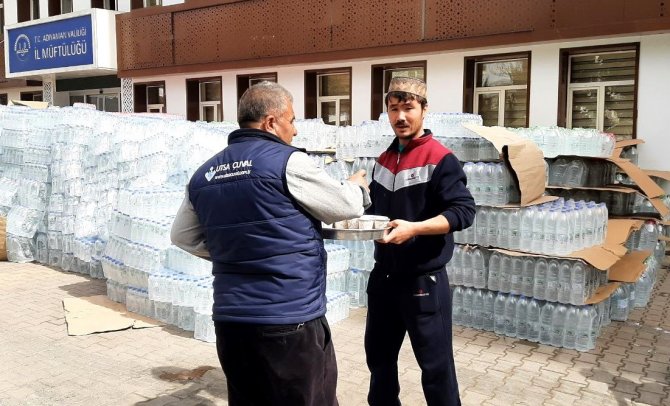 Minare İşçisi Afgan Vatandaşı Depremzedeleri Yanlız Bırakmadı