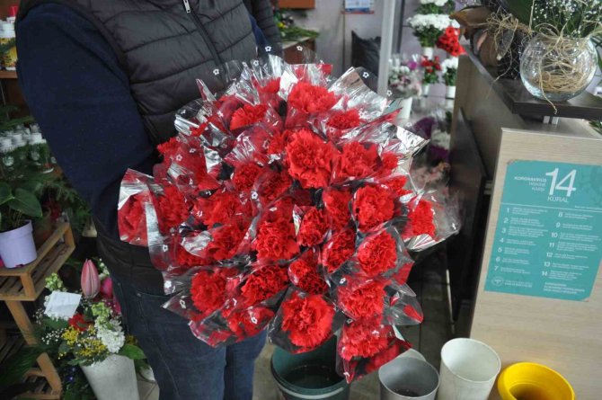 Çiçekçiler 8 Mart Dünya Kadınlar Günü’nün Buruk Geçeceğini Düşünüyor