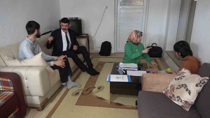Kanser Hastası Anne, Deprem Anını Gözyaşlarıyla Anlattı: Eşi Ve Engelli İki Çocuğuyla Hayata Tutunuyor