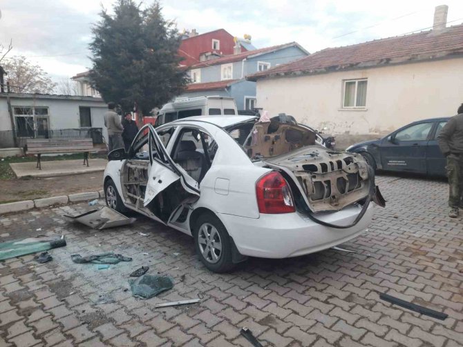 Otomobilinde Sigara İçmek İsterken Ağır Yaralandı