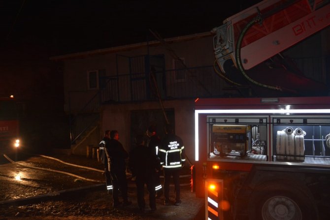 Gece Saatlerinde 2 Evde Çıkan Yangın Köylülere Korku Dolu Anlar Yaşattı