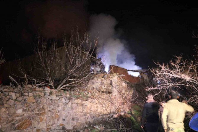 Gece Saatlerinde 2 Evde Çıkan Yangın Köylülere Korku Dolu Anlar Yaşattı