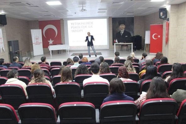 Kırmızı Yeleklilere ’Psikolojik İlk Yardım Eğitimi’ Verildi