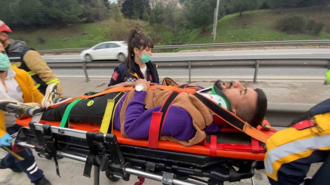 Tıra Arkadan Çarpan Panelvan Hurdaya Döndü, Sürücü Araç İçinde Sıkıştı