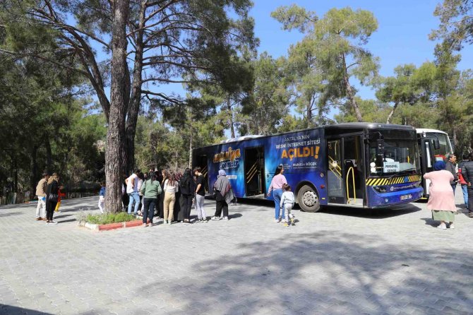 Büyükşehir’den Depremzedelere Moral Gezisi