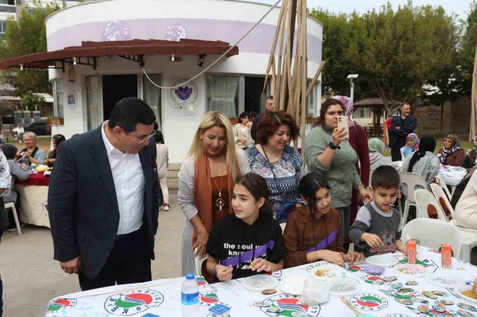 Tütüncü, Depremzedelerle Birlikte Magnet Yaptı