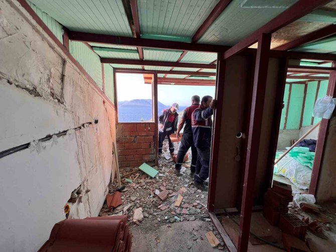 Kaş’ta 2 Yapının Kaçak Bölümleri Belediye Ekiplerince Yıkıldı