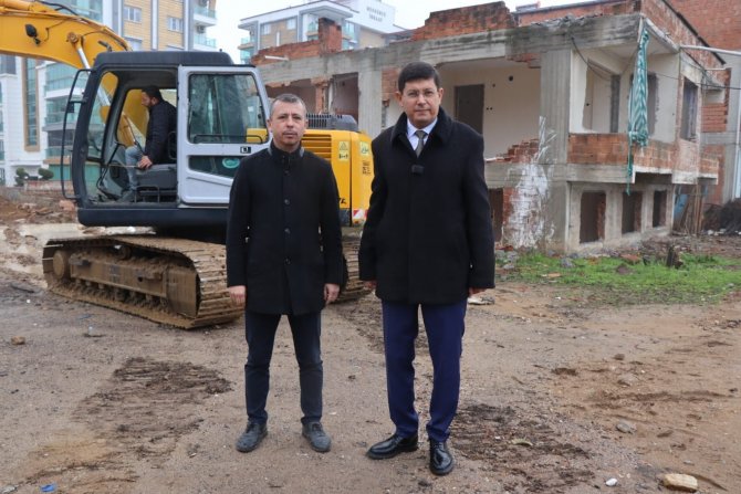 Nazilli’de Metruk Binaların Yıkımı Devam Ediyor