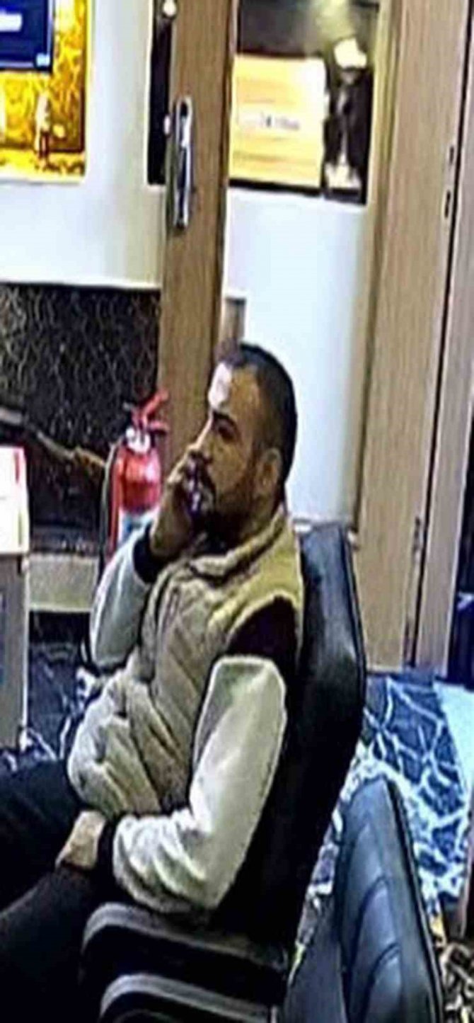 İ̇stanbul’da Akıl Almaz Hırsızlık Kamerada: Çocuğunun Hastalığını Bahane Ederek Telefonu Çaldı
