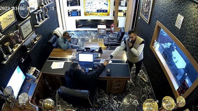 İ̇stanbul’da Akıl Almaz Hırsızlık Kamerada: Çocuğunun Hastalığını Bahane Ederek Telefonu Çaldı