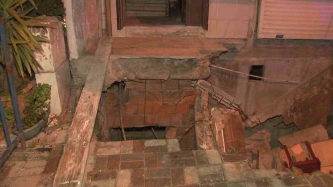 Bahçelievler’de Kaldırım Altındaki Kömürlük Tavanı Çöktü