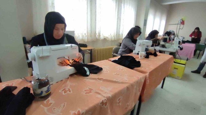 Depremzeler İçin Bartın’lı Annneler Fanila Ve İç Çamaşırı Dikiyor