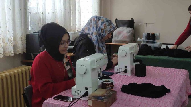 Depremzeler İçin Bartın’lı Annneler Fanila Ve İç Çamaşırı Dikiyor