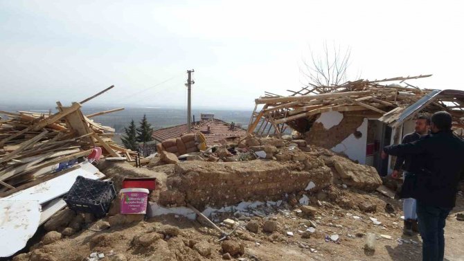Annesinin Cenazesini Enkazdan Elleriyle Çıkardı, Şimdi Üretime Devam Ediyor