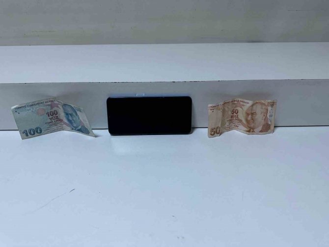 Perdeleme Yöntemiyle Masadaki Cep Telefonunu Çaldılar: O Anlar Kamerada