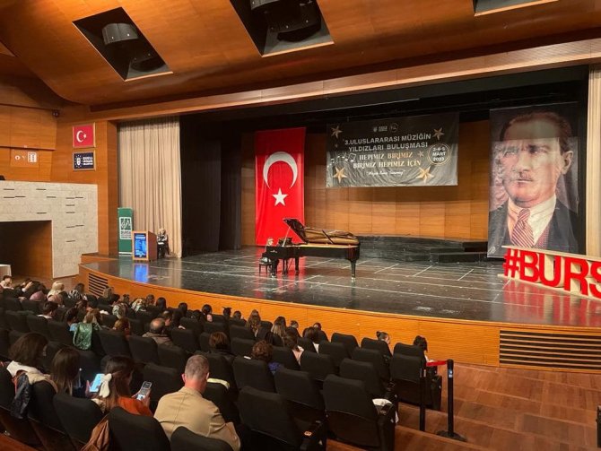 Sanat Akademisi Piyano Kursu Öğrencileri Depremzedeler İçin Sahne Aldı