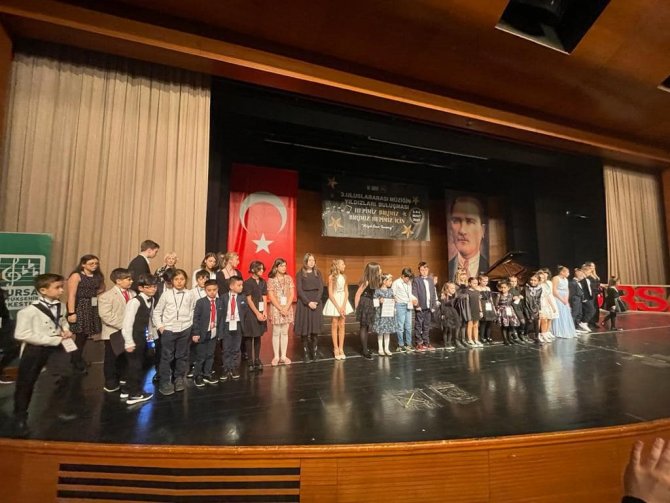 Sanat Akademisi Piyano Kursu Öğrencileri Depremzedeler İçin Sahne Aldı