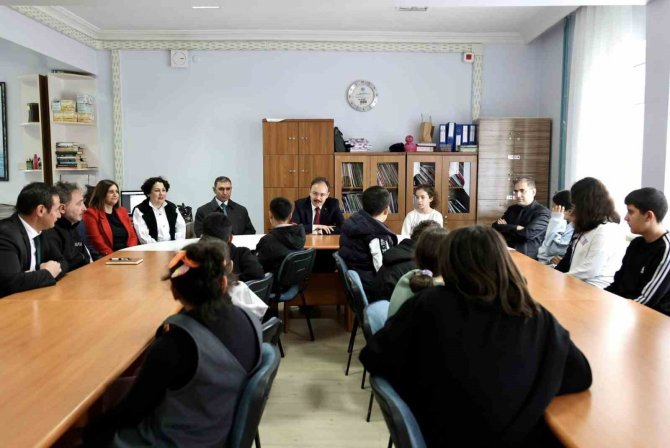 Vali Kızılkaya, Depremzede Öğrencilerle Buluştu