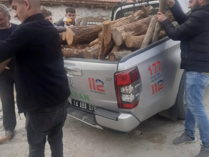 Ekipler Deprem Bölgesinde Köylere Su Ve Odun Ulaştırıyor