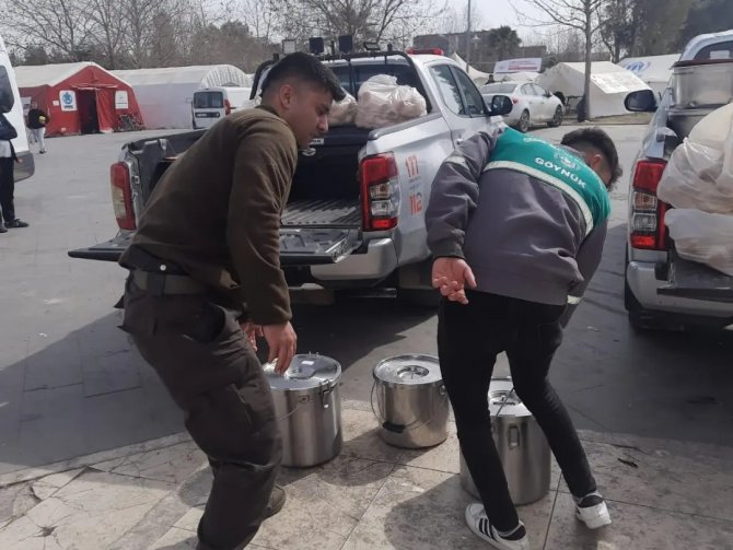 Ekipler Deprem Bölgesinde Köylere Su Ve Odun Ulaştırıyor