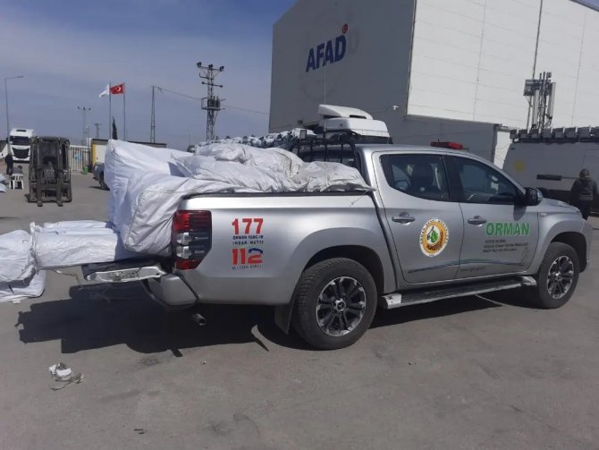 Ekipler Deprem Bölgesinde Köylere Su Ve Odun Ulaştırıyor