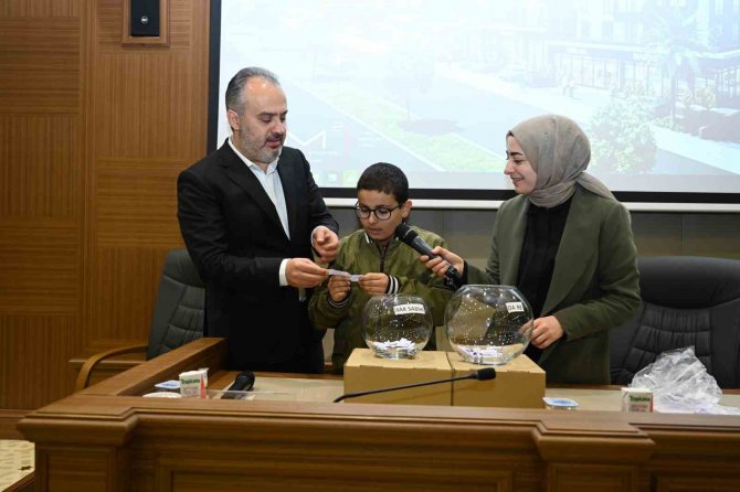 Bursa’da 30-40 Yıllık Evleri Yenilenen Hak Sahipleri, Yeni Konutları İçin Kura Çekti