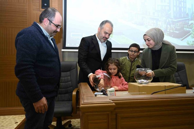 Bursa’da 30-40 Yıllık Evleri Yenilenen Hak Sahipleri, Yeni Konutları İçin Kura Çekti