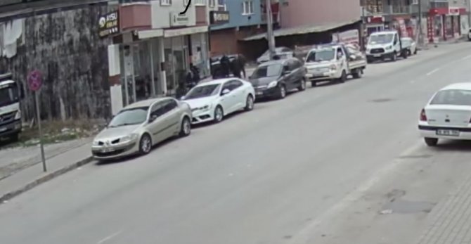 Dükkan Sahibi Kendi Kiracısına Sinirlenince Camları Levye İle Kırdı