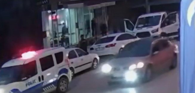 Dükkan Sahibi Kendi Kiracısına Sinirlenince Camları Levye İle Kırdı