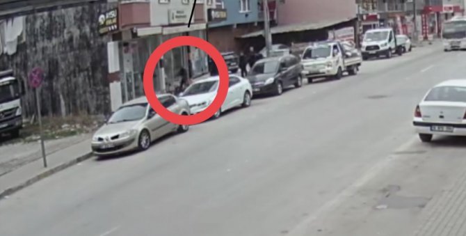 Dükkan Sahibi Kendi Kiracısına Sinirlenince Camları Levye İle Kırdı