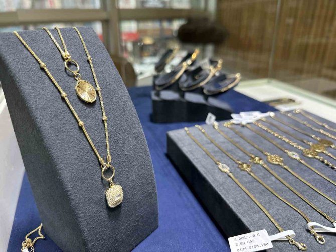 Kuyumcularda Kadınlar Günü Mesaisi