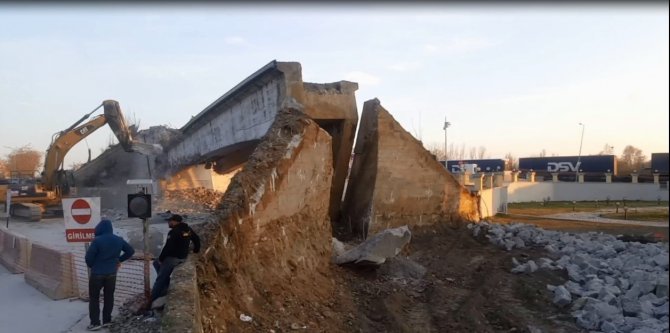 Edirne’de Asırlık Tren Yolu Üst Geçidi Yıkıldı