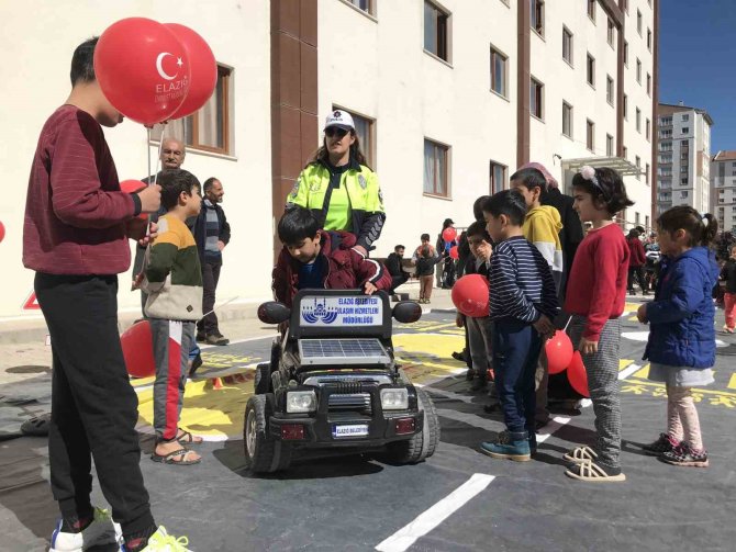 Depremzede Çocuklar Polislerle Doyasıya Eğlendi