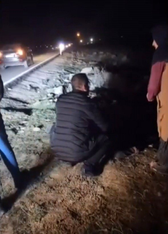 Köpeğe Çarpmamak İçin Manevra Yapan Otomobil Şarampole Yuvarlandı: 2 Yaralı