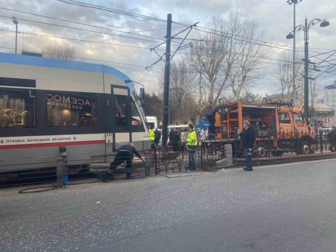 Sirkeci’de Tramvay Raydan Çıktı, Yolcular Büyük Panik Yaşadı