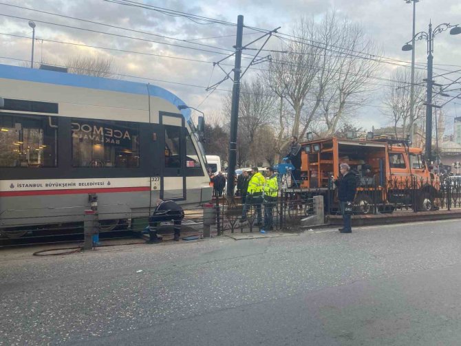 Sirkeci’de Tramvay Raydan Çıktı, Yolcular Büyük Panik Yaşadı